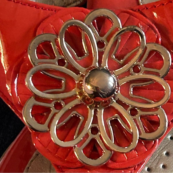 Sofft Orange Patent Leather Sandals With Flower Detail Size 8.5 - Picture 8 of 8